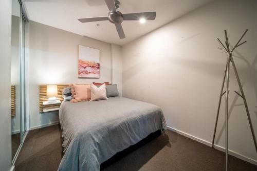 Huttside - Comfortable CBD Stay near Parklands - image 3