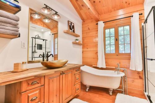 Vannas istaba, Chalet Le Crépuscule SPA, BILLARD, FOYER, SENTIERS PRIVES (Chalet Le Crepuscule SPA, BILLARD, FOYER, SENTIERS PRIVES) in Chertsey (QC)