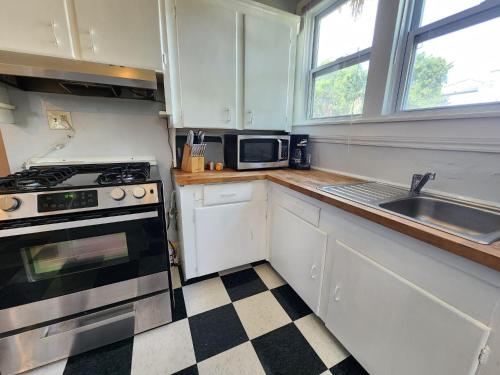 ห้องครัว, Cozy Vintage Bungalow @Mills50 District in ออร์แลนโด้ อีสต์