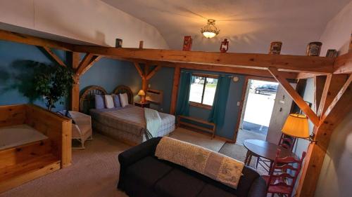 Deluxe Queen Suite