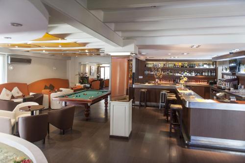 Bar/lounge, Ampuria Inn in Roses