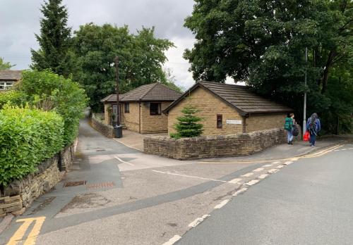 Lister Park Bradford Stylish 1bed Coach House - Quiet & Tranquil Cottage & Parking