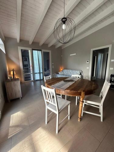  Casetta rossa in Lesignano deʼ Bagni