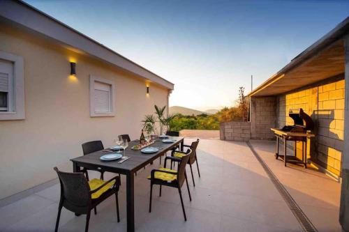 Sunset house in Glavati