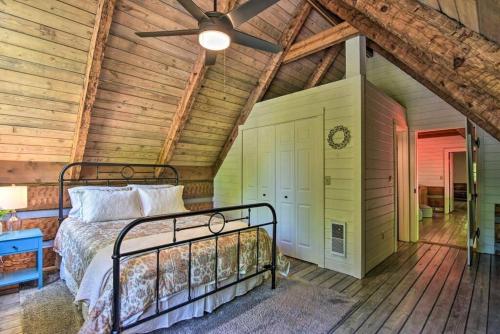 Creekside cabin w/ hot tub, fireplace & trail in Newland, USA
