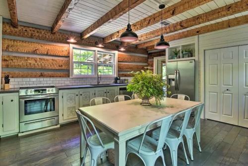 Creekside cabin w/ hot tub, fireplace & trail in Newland, USA