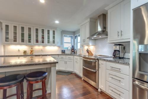 Dock and Hot Tub Lakefront Camdenton Haven! Dock and Hot Tub Lakefront Camdenton Haven!