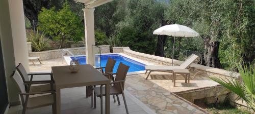 Villa Eleni - Deluxe apartment with Private Pool