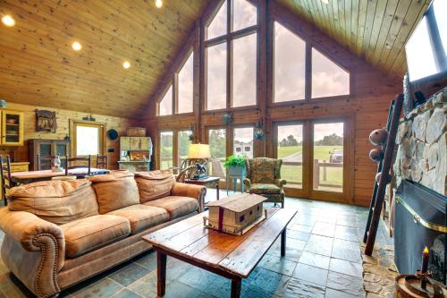 12 Mi to Staunton River Nathalie Cabin with Deck in 阿爾塔維斯塔