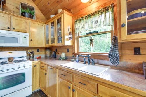 12 Mi to Staunton River Nathalie Cabin with Deck in Altavista