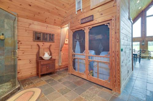 12 Mi to Staunton River Nathalie Cabin with Deck in Altavista