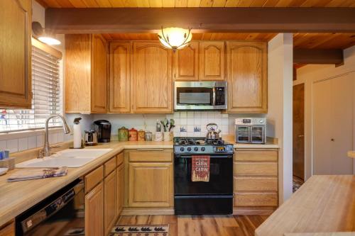 Furnished Deck High Sierra Cabin in Twain Harte! Furnished Deck High Sierra Cabin in Twain Harte!