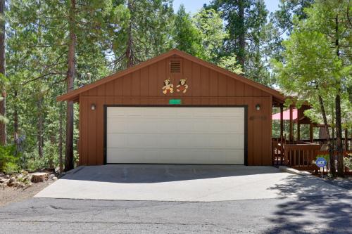 High Sierra Cabin with Grill, Serene Location!