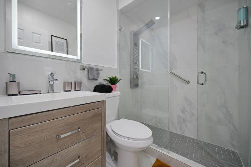 Vacay Spot Wynwood Jungle Fever Shower Massage jets, BBQ, Patio LED vibes, Prime LOC! 6 blocks away from Bars, Nite Clubs, Res, Shops in Miami, USA
