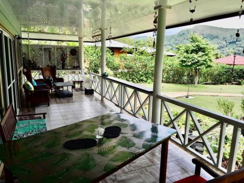 บริการและสิ่งอำนวยความสะดวก, RAIATEA, OPOA, Fare Rêvé, Bord de mer (RAIATEA, OPOA, Fare Reve, Bord de mer) in โอโป