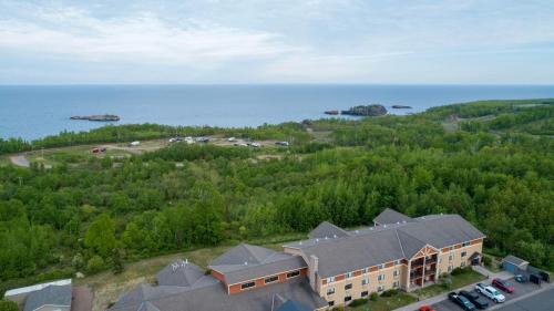 Black Beach Inn by GrandStay Silver Bay