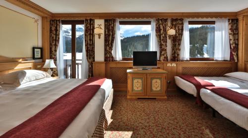 1 queen bed, 2 twin beds
