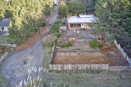 Garden Shores - Cozy Oceanfront Home