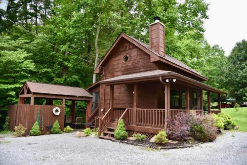 CREEKSIDE Tiny Cabin by Pigeon Forge in Sevierville, USA