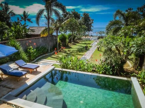 beachfront 3 bedroom villa near Lovina with private pool