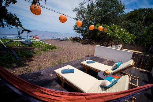 beachfront 3 bedroom villa near Lovina with private pool
