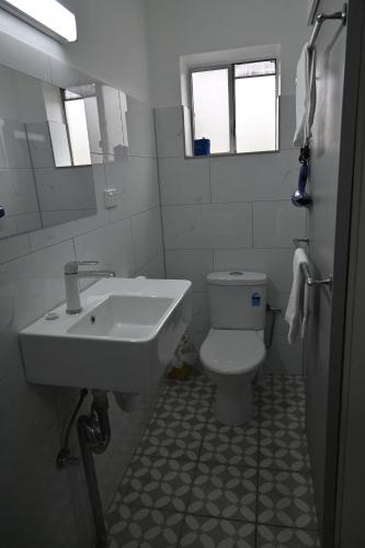 Bathroom, Shamrock Hotel/Motel Balranald in Balranald