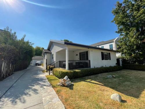 Charming Bright Traditional Home in Sherman Oaks - Temescal Canyon, CA