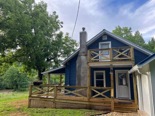 Riverside Relaxer w/Hot Tub+Fire Pit +Wifi & view in Franklin, USA