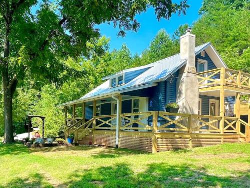 Riverside Relaxer w/Hot Tub+Fire Pit +Wifi & view in Franklin, USA