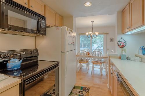 Horizon Four Condo with access to community pool and hot tub walk to lifts - image 2