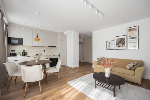 Metro Kabaty Elegant Apartment by BookingHost, Warsaw