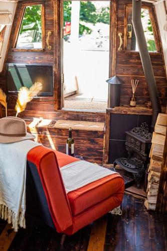 SNUG 30ft NARROWBOAT WITH FIREPLACE