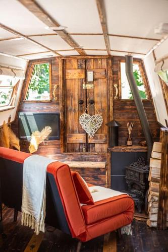 SNUG 30ft NARROWBOAT WITH FIREPLACE