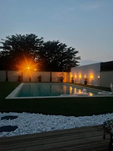 Maison 4 personnes avec grande piscine et jacuzzi in Castillon-la-Bataille