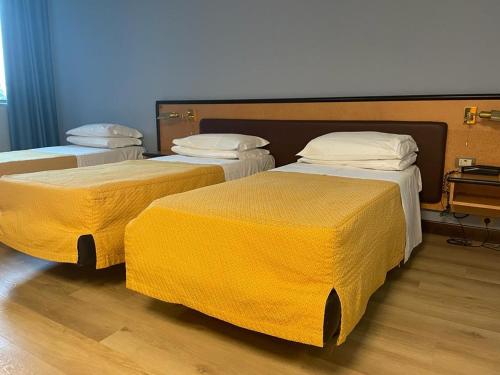 3 twin beds