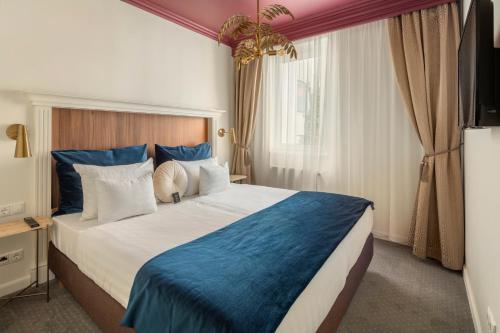 1 queen bed, 1 sofa bed