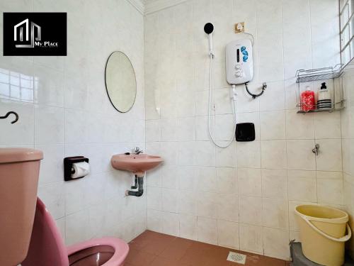 2-Stry 4BR Beside Jonker Street Taman Kota Laksamana 11 by Myplace 2-Stry 4BR Beside Jonker Street Taman Kota Laksamana 11 by Myplace