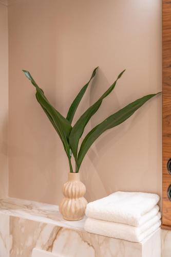 Queen's Court Hotel & Residence - image 2