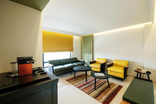 Deluxe Suite image 10
