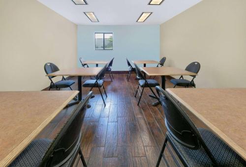 Super 8 by Wyndham New Braunfels I-35 - 식음료(F&B)