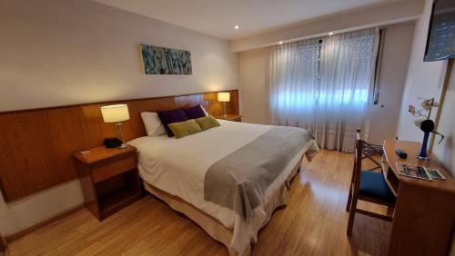 1 queen bed, 1 twin bed