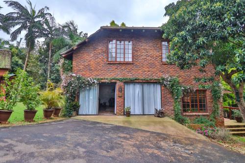 CASTLE COTTAGE Self catering fully equipped homely 120sqm double story king bed cottage in a lush green neighborhood