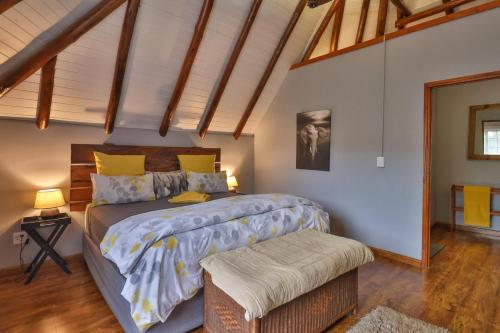 CASTLE COTTAGE Self catering fully equipped homely 120sqm double story king bed cottage in a lush green neighborhood
