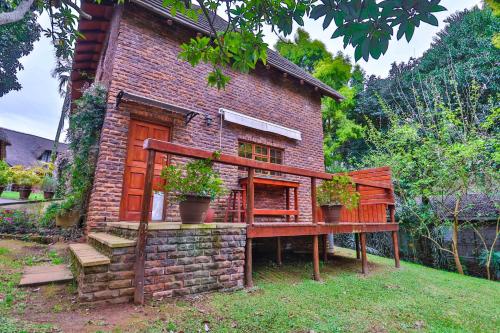 CASTLE COTTAGE Self catering fully equipped homely 120sqm double story king bed cottage in a lush green neighborhood