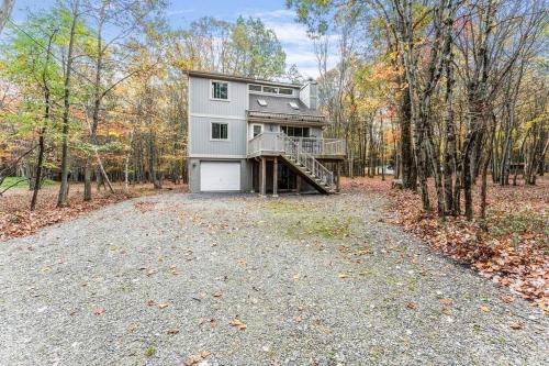 3 Flrs, Sleeps 12, Game Rm, Lake & Pool Nearby in Albrightsville, USA