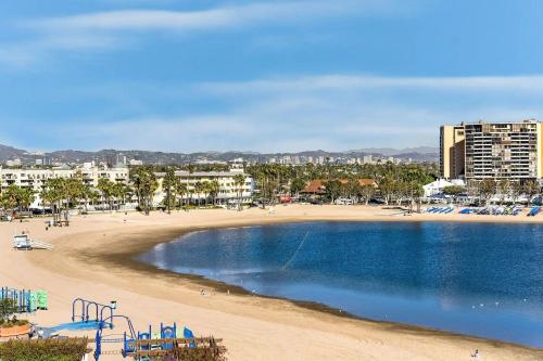 Blue Water Views by Venice Beach TOP Resort Pool in Los Angeles, USA