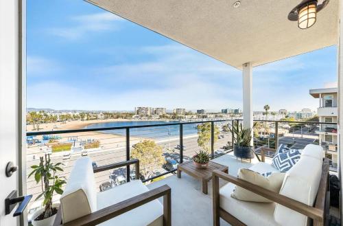 Blue Water Views by Venice Beach TOP Resort Pool in Los Angeles, USA