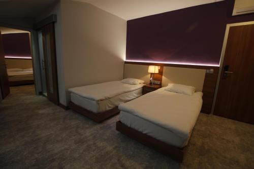 3 twin beds