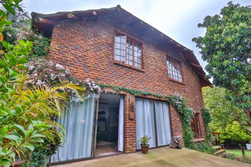 . CASTLE COTTAGE Self catering fully equipped homely 120sqm double story king bed cottage in a lush green neighborhood
