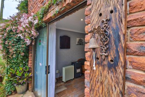 CASTLE COTTAGE Self catering fully equipped homely 120sqm double story king bed cottage in a lush green neighborhood